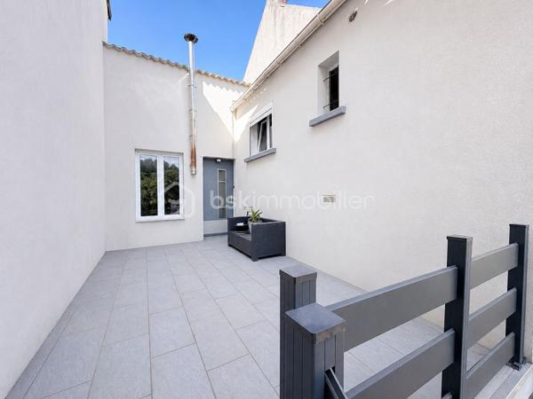 Située dans le quartier du Faubourg d'Isle à Saint-Quentin, cette charmante maison semi-mitoyenne des années 1930 de 107 m² saura séduire les familles à la recherche d'espace, de confort et de praticité.

Dès l'entrée, vous découvrirez un vaste salon-séjour de plus de 30 m², chaleureux et convivial, agrémenté d'un poêle à granulés. Dans son prolongement, une cuisine aménagée et équipée offre un espace fonctionnel pour le quotidien.

Le rez-de-chaussée dispose également d'une pièce polyvalente pouvant servir de bureau, ou d'espace de télétravail. Celle-ci dessert une salle d'eau avec douche, des WC indépendants ainsi qu'un accès direct au garage d'environ 40m² qui peut-être aménagé.

À l'étage, un palier distribue deux belles chambres ainsi qu'un dressing indépendant. Le second étage accueille une grande chambre de plus de 20 m² habitables (environ 30 m² au sol), idéale pour une chambre d'adolescent ou un espace de loisirs.

À l'extérieur, vous profiterez d'un agréable jardin accessible par deux accès donnant chacun sur une terrasse, parfait pour profiter des beaux jours. Plusieurs dépendances complètent les prestations et offrent de nombreuses possibilités de rangement ou d'aménagement. Une cave vient également compléter le bien.

Les principaux atouts :

- Grand salon-séjour.
- Bureau ou chambre d'appoint au rez-de-chaussée.
- Trois chambres, dont une grande chambre de plus de 20 m² habitables.
- Jardin avec deux terrasses.
- Garage de 39m².
- Dépendances et cave.
- Plusieurs modes de chauffage : poêle à granulés, poêle à bois et chauffage central au gaz.
- Menuiseries PVC avec volets roulants électriques.

Un emplacement pratique au quotidien

À proximité immédiate des écoles, commerces, gare, transports en commun et des principaux axes routiers, cette maison offre un cadre de vie agréable tout en facilitant les déplacements. Une opportunité idéale pour une famille souhaitant s'installer dans un secteur apprécié de Saint-Quentin.

À visiter sans tarder !