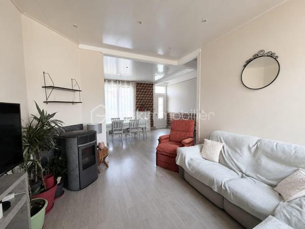 Située dans le quartier du Faubourg d'Isle à Saint-Quentin, cette charmante maison semi-mitoyenne des années 1930 de 107 m² saura séduire les familles à la recherche d'espace, de confort et de praticité.

Dès l'entrée, vous découvrirez un vaste salon-séjour de plus de 30 m², chaleureux et convivial, agrémenté d'un poêle à granulés. Dans son prolongement, une cuisine aménagée et équipée offre un espace fonctionnel pour le quotidien.

Le rez-de-chaussée dispose également d'une pièce polyvalente pouvant servir de bureau, ou d'espace de télétravail. Celle-ci dessert une salle d'eau avec douche, des WC indépendants ainsi qu'un accès direct au garage d'environ 40m² qui peut-être aménagé.

À l'étage, un palier distribue deux belles chambres ainsi qu'un dressing indépendant. Le second étage accueille une grande chambre de plus de 20 m² habitables (environ 30 m² au sol), idéale pour une chambre d'adolescent ou un espace de loisirs.

À l'extérieur, vous profiterez d'un agréable jardin accessible par deux accès donnant chacun sur une terrasse, parfait pour profiter des beaux jours. Plusieurs dépendances complètent les prestations et offrent de nombreuses possibilités de rangement ou d'aménagement. Une cave vient également compléter le bien.

Les principaux atouts :

- Grand salon-séjour.
- Bureau ou chambre d'appoint au rez-de-chaussée.
- Trois chambres, dont une grande chambre de plus de 20 m² habitables.
- Jardin avec deux terrasses.
- Garage de 39m².
- Dépendances et cave.
- Plusieurs modes de chauffage : poêle à granulés, poêle à bois et chauffage central au gaz.
- Menuiseries PVC avec volets roulants électriques.

Un emplacement pratique au quotidien

À proximité immédiate des écoles, commerces, gare, transports en commun et des principaux axes routiers, cette maison offre un cadre de vie agréable tout en facilitant les déplacements. Une opportunité idéale pour une famille souhaitant s'installer dans un secteur apprécié de Saint-Quentin.

À visiter sans tarder !