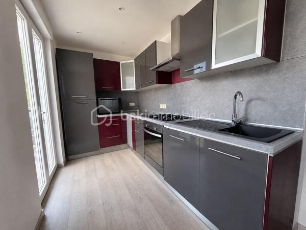 Située dans le quartier du Faubourg d'Isle à Saint-Quentin, cette charmante maison semi-mitoyenne des années 1930 de 107 m² saura séduire les familles à la recherche d'espace, de confort et de praticité.

Dès l'entrée, vous découvrirez un vaste salon-séjour de plus de 30 m², chaleureux et convivial, agrémenté d'un poêle à granulés. Dans son prolongement, une cuisine aménagée et équipée offre un espace fonctionnel pour le quotidien.

Le rez-de-chaussée dispose également d'une pièce polyvalente pouvant servir de bureau, ou d'espace de télétravail. Celle-ci dessert une salle d'eau avec douche, des WC indépendants ainsi qu'un accès direct au garage d'environ 40m² qui peut-être aménagé.

À l'étage, un palier distribue deux belles chambres ainsi qu'un dressing indépendant. Le second étage accueille une grande chambre de plus de 20 m² habitables (environ 30 m² au sol), idéale pour une chambre d'adolescent ou un espace de loisirs.

À l'extérieur, vous profiterez d'un agréable jardin accessible par deux accès donnant chacun sur une terrasse, parfait pour profiter des beaux jours. Plusieurs dépendances complètent les prestations et offrent de nombreuses possibilités de rangement ou d'aménagement. Une cave vient également compléter le bien.

Les principaux atouts :

- Grand salon-séjour.
- Bureau ou chambre d'appoint au rez-de-chaussée.
- Trois chambres, dont une grande chambre de plus de 20 m² habitables.
- Jardin avec deux terrasses.
- Garage de 39m².
- Dépendances et cave.
- Plusieurs modes de chauffage : poêle à granulés, poêle à bois et chauffage central au gaz.
- Menuiseries PVC avec volets roulants électriques.

Un emplacement pratique au quotidien

À proximité immédiate des écoles, commerces, gare, transports en commun et des principaux axes routiers, cette maison offre un cadre de vie agréable tout en facilitant les déplacements. Une opportunité idéale pour une famille souhaitant s'installer dans un secteur apprécié de Saint-Quentin.

À visiter sans tarder !