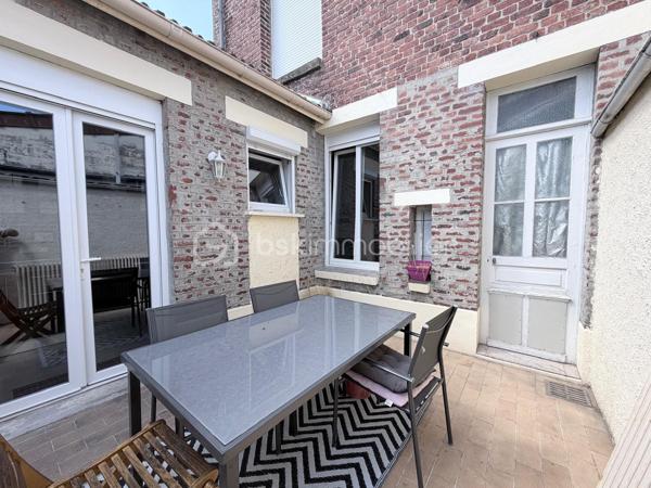 Située dans le quartier du Faubourg d'Isle à Saint-Quentin, cette charmante maison semi-mitoyenne des années 1930 de 107 m² saura séduire les familles à la recherche d'espace, de confort et de praticité.

Dès l'entrée, vous découvrirez un vaste salon-séjour de plus de 30 m², chaleureux et convivial, agrémenté d'un poêle à granulés. Dans son prolongement, une cuisine aménagée et équipée offre un espace fonctionnel pour le quotidien.

Le rez-de-chaussée dispose également d'une pièce polyvalente pouvant servir de bureau, ou d'espace de télétravail. Celle-ci dessert une salle d'eau avec douche, des WC indépendants ainsi qu'un accès direct au garage d'environ 40m² qui peut-être aménagé.

À l'étage, un palier distribue deux belles chambres ainsi qu'un dressing indépendant. Le second étage accueille une grande chambre de plus de 20 m² habitables (environ 30 m² au sol), idéale pour une chambre d'adolescent ou un espace de loisirs.

À l'extérieur, vous profiterez d'un agréable jardin accessible par deux accès donnant chacun sur une terrasse, parfait pour profiter des beaux jours. Plusieurs dépendances complètent les prestations et offrent de nombreuses possibilités de rangement ou d'aménagement. Une cave vient également compléter le bien.

Les principaux atouts :

- Grand salon-séjour.
- Bureau ou chambre d'appoint au rez-de-chaussée.
- Trois chambres, dont une grande chambre de plus de 20 m² habitables.
- Jardin avec deux terrasses.
- Garage de 39m².
- Dépendances et cave.
- Plusieurs modes de chauffage : poêle à granulés, poêle à bois et chauffage central au gaz.
- Menuiseries PVC avec volets roulants électriques.

Un emplacement pratique au quotidien

À proximité immédiate des écoles, commerces, gare, transports en commun et des principaux axes routiers, cette maison offre un cadre de vie agréable tout en facilitant les déplacements. Une opportunité idéale pour une famille souhaitant s'installer dans un secteur apprécié de Saint-Quentin.

À visiter sans tarder !