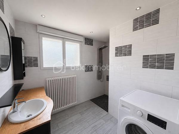 Située dans le quartier du Faubourg d'Isle à Saint-Quentin, cette charmante maison semi-mitoyenne des années 1930 de 107 m² saura séduire les familles à la recherche d'espace, de confort et de praticité.

Dès l'entrée, vous découvrirez un vaste salon-séjour de plus de 30 m², chaleureux et convivial, agrémenté d'un poêle à granulés. Dans son prolongement, une cuisine aménagée et équipée offre un espace fonctionnel pour le quotidien.

Le rez-de-chaussée dispose également d'une pièce polyvalente pouvant servir de bureau, ou d'espace de télétravail. Celle-ci dessert une salle d'eau avec douche, des WC indépendants ainsi qu'un accès direct au garage d'environ 40m² qui peut-être aménagé.

À l'étage, un palier distribue deux belles chambres ainsi qu'un dressing indépendant. Le second étage accueille une grande chambre de plus de 20 m² habitables (environ 30 m² au sol), idéale pour une chambre d'adolescent ou un espace de loisirs.

À l'extérieur, vous profiterez d'un agréable jardin accessible par deux accès donnant chacun sur une terrasse, parfait pour profiter des beaux jours. Plusieurs dépendances complètent les prestations et offrent de nombreuses possibilités de rangement ou d'aménagement. Une cave vient également compléter le bien.

Les principaux atouts :

- Grand salon-séjour.
- Bureau ou chambre d'appoint au rez-de-chaussée.
- Trois chambres, dont une grande chambre de plus de 20 m² habitables.
- Jardin avec deux terrasses.
- Garage de 39m².
- Dépendances et cave.
- Plusieurs modes de chauffage : poêle à granulés, poêle à bois et chauffage central au gaz.
- Menuiseries PVC avec volets roulants électriques.

Un emplacement pratique au quotidien

À proximité immédiate des écoles, commerces, gare, transports en commun et des principaux axes routiers, cette maison offre un cadre de vie agréable tout en facilitant les déplacements. Une opportunité idéale pour une famille souhaitant s'installer dans un secteur apprécié de Saint-Quentin.

À visiter sans tarder !