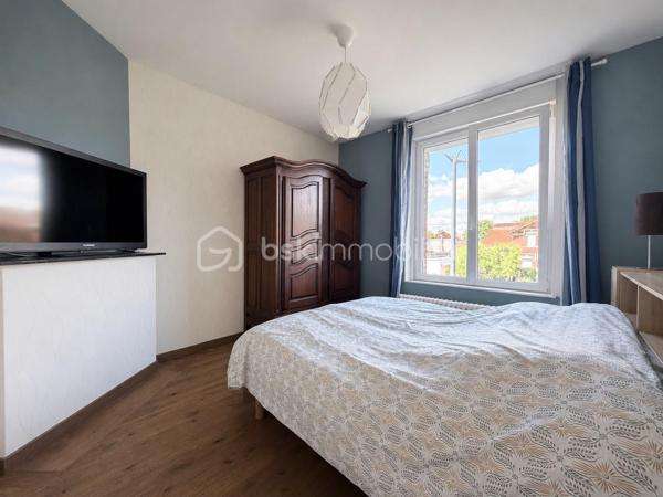 Située dans le quartier du Faubourg d'Isle à Saint-Quentin, cette charmante maison semi-mitoyenne des années 1930 de 107 m² saura séduire les familles à la recherche d'espace, de confort et de praticité.

Dès l'entrée, vous découvrirez un vaste salon-séjour de plus de 30 m², chaleureux et convivial, agrémenté d'un poêle à granulés. Dans son prolongement, une cuisine aménagée et équipée offre un espace fonctionnel pour le quotidien.

Le rez-de-chaussée dispose également d'une pièce polyvalente pouvant servir de bureau, ou d'espace de télétravail. Celle-ci dessert une salle d'eau avec douche, des WC indépendants ainsi qu'un accès direct au garage d'environ 40m² qui peut-être aménagé.

À l'étage, un palier distribue deux belles chambres ainsi qu'un dressing indépendant. Le second étage accueille une grande chambre de plus de 20 m² habitables (environ 30 m² au sol), idéale pour une chambre d'adolescent ou un espace de loisirs.

À l'extérieur, vous profiterez d'un agréable jardin accessible par deux accès donnant chacun sur une terrasse, parfait pour profiter des beaux jours. Plusieurs dépendances complètent les prestations et offrent de nombreuses possibilités de rangement ou d'aménagement. Une cave vient également compléter le bien.

Les principaux atouts :

- Grand salon-séjour.
- Bureau ou chambre d'appoint au rez-de-chaussée.
- Trois chambres, dont une grande chambre de plus de 20 m² habitables.
- Jardin avec deux terrasses.
- Garage de 39m².
- Dépendances et cave.
- Plusieurs modes de chauffage : poêle à granulés, poêle à bois et chauffage central au gaz.
- Menuiseries PVC avec volets roulants électriques.

Un emplacement pratique au quotidien

À proximité immédiate des écoles, commerces, gare, transports en commun et des principaux axes routiers, cette maison offre un cadre de vie agréable tout en facilitant les déplacements. Une opportunité idéale pour une famille souhaitant s'installer dans un secteur apprécié de Saint-Quentin.

À visiter sans tarder !