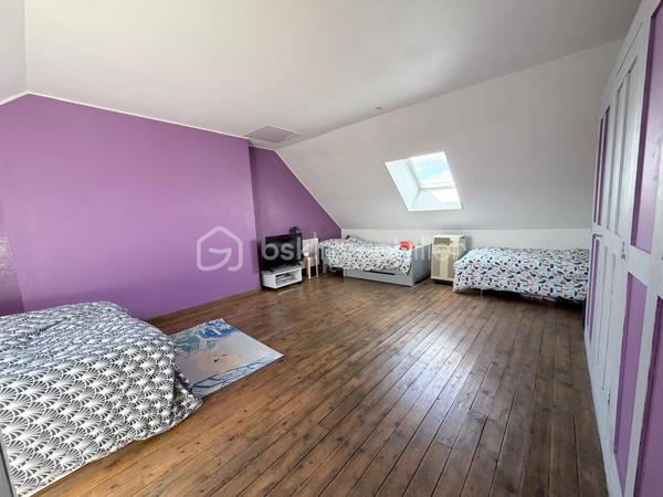 Située dans le quartier du Faubourg d'Isle à Saint-Quentin, cette charmante maison semi-mitoyenne des années 1930 de 107 m² saura séduire les familles à la recherche d'espace, de confort et de praticité.

Dès l'entrée, vous découvrirez un vaste salon-séjour de plus de 30 m², chaleureux et convivial, agrémenté d'un poêle à granulés. Dans son prolongement, une cuisine aménagée et équipée offre un espace fonctionnel pour le quotidien.

Le rez-de-chaussée dispose également d'une pièce polyvalente pouvant servir de bureau, ou d'espace de télétravail. Celle-ci dessert une salle d'eau avec douche, des WC indépendants ainsi qu'un accès direct au garage d'environ 40m² qui peut-être aménagé.

À l'étage, un palier distribue deux belles chambres ainsi qu'un dressing indépendant. Le second étage accueille une grande chambre de plus de 20 m² habitables (environ 30 m² au sol), idéale pour une chambre d'adolescent ou un espace de loisirs.

À l'extérieur, vous profiterez d'un agréable jardin accessible par deux accès donnant chacun sur une terrasse, parfait pour profiter des beaux jours. Plusieurs dépendances complètent les prestations et offrent de nombreuses possibilités de rangement ou d'aménagement. Une cave vient également compléter le bien.

Les principaux atouts :

- Grand salon-séjour.
- Bureau ou chambre d'appoint au rez-de-chaussée.
- Trois chambres, dont une grande chambre de plus de 20 m² habitables.
- Jardin avec deux terrasses.
- Garage de 39m².
- Dépendances et cave.
- Plusieurs modes de chauffage : poêle à granulés, poêle à bois et chauffage central au gaz.
- Menuiseries PVC avec volets roulants électriques.

Un emplacement pratique au quotidien

À proximité immédiate des écoles, commerces, gare, transports en commun et des principaux axes routiers, cette maison offre un cadre de vie agréable tout en facilitant les déplacements. Une opportunité idéale pour une famille souhaitant s'installer dans un secteur apprécié de Saint-Quentin.

À visiter sans tarder !