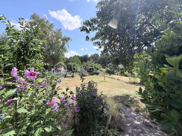 Située dans le quartier du Faubourg d'Isle à Saint-Quentin, cette charmante maison semi-mitoyenne des années 1930 de 107 m² saura séduire les familles à la recherche d'espace, de confort et de praticité.

Dès l'entrée, vous découvrirez un vaste salon-séjour de plus de 30 m², chaleureux et convivial, agrémenté d'un poêle à granulés. Dans son prolongement, une cuisine aménagée et équipée offre un espace fonctionnel pour le quotidien.

Le rez-de-chaussée dispose également d'une pièce polyvalente pouvant servir de bureau, ou d'espace de télétravail. Celle-ci dessert une salle d'eau avec douche, des WC indépendants ainsi qu'un accès direct au garage d'environ 40m² qui peut-être aménagé.

À l'étage, un palier distribue deux belles chambres ainsi qu'un dressing indépendant. Le second étage accueille une grande chambre de plus de 20 m² habitables (environ 30 m² au sol), idéale pour une chambre d'adolescent ou un espace de loisirs.

À l'extérieur, vous profiterez d'un agréable jardin accessible par deux accès donnant chacun sur une terrasse, parfait pour profiter des beaux jours. Plusieurs dépendances complètent les prestations et offrent de nombreuses possibilités de rangement ou d'aménagement. Une cave vient également compléter le bien.

Les principaux atouts :

- Grand salon-séjour.
- Bureau ou chambre d'appoint au rez-de-chaussée.
- Trois chambres, dont une grande chambre de plus de 20 m² habitables.
- Jardin avec deux terrasses.
- Garage de 39m².
- Dépendances et cave.
- Plusieurs modes de chauffage : poêle à granulés, poêle à bois et chauffage central au gaz.
- Menuiseries PVC avec volets roulants électriques.

Un emplacement pratique au quotidien

À proximité immédiate des écoles, commerces, gare, transports en commun et des principaux axes routiers, cette maison offre un cadre de vie agréable tout en facilitant les déplacements. Une opportunité idéale pour une famille souhaitant s'installer dans un secteur apprécié de Saint-Quentin.

À visiter sans tarder !