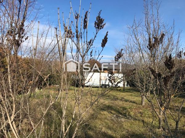 Terrain de 498m² viabilisé, avec sa caravane de 20m² environ, raccordée à l'électricité, l'eau et le tout à l'égout.