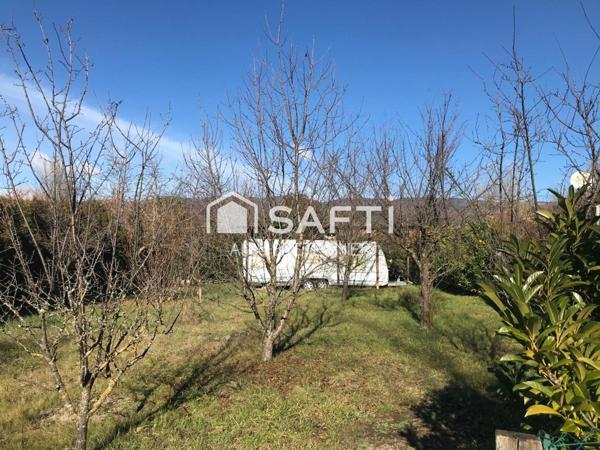 Terrain de 498m² viabilisé, avec sa caravane de 20m² environ, raccordée à l'électricité, l'eau et le tout à l'égout.