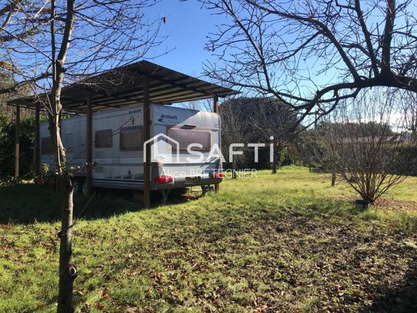 Terrain de 498m² viabilisé, avec sa caravane de 20m² environ, raccordée à l'électricité, l'eau et le tout à l'égout.