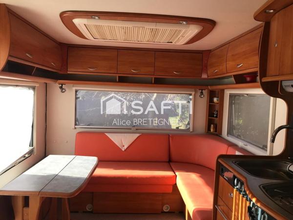 Terrain de 498m² viabilisé, avec sa caravane de 20m² environ, raccordée à l'électricité, l'eau et le tout à l'égout.