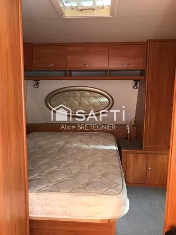 Terrain de 498m² viabilisé, avec sa caravane de 20m² environ, raccordée à l'électricité, l'eau et le tout à l'égout.