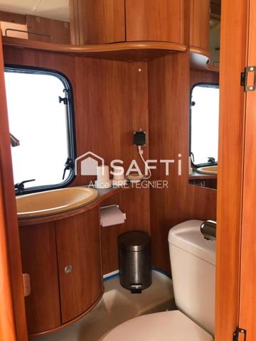 Terrain de 498m² viabilisé, avec sa caravane de 20m² environ, raccordée à l'électricité, l'eau et le tout à l'égout.