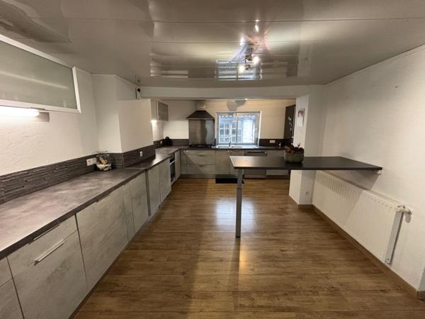 Maison individuelle 2 chambres, bureau, jardin, garage et dépendance