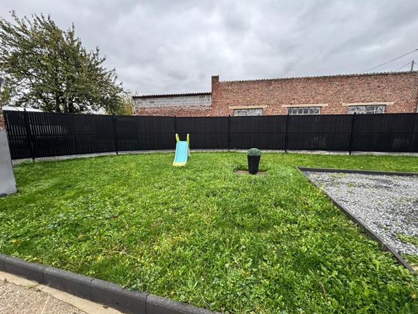 Maison individuelle 2 chambres, bureau, jardin, garage et dépendance