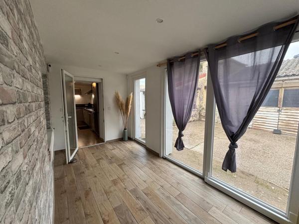 Maison individuelle 2 chambres, bureau, jardin, garage et dépendance