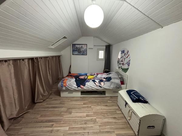 Maison individuelle 2 chambres, bureau, jardin, garage et dépendance