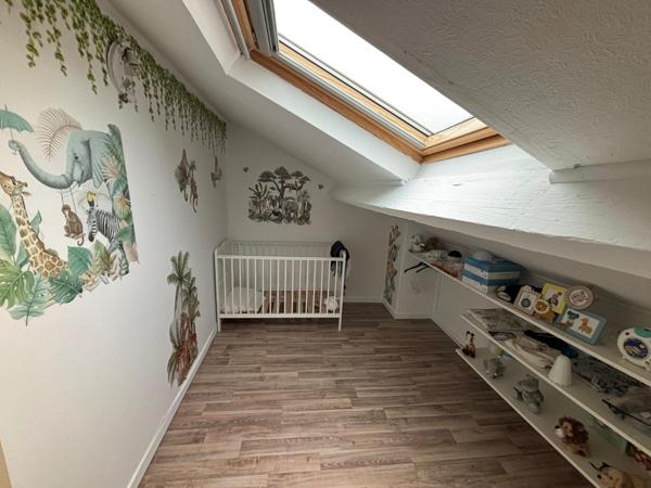 Maison individuelle 2 chambres, bureau, jardin, garage et dépendance