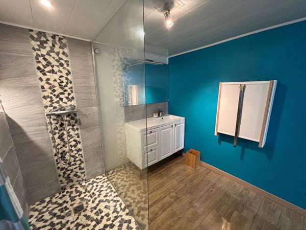 Maison individuelle 2 chambres, bureau, jardin, garage et dépendance