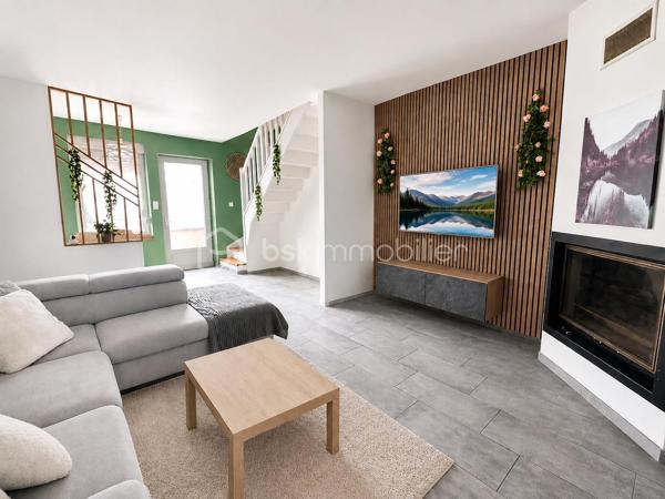 Découvrez cette maison individuelle d’environ 145 m² habitables, implantée sur une parcelle d’environ 910 m².

Au rez-de-chaussée, profitez d’une grande pièce de vie d’environ 58 m² avec salon, salle à manger et cuisine ouverte neuve, ainsi qu’une buanderie et un WC.

À l’étage : 3 chambres, salle de bain, WC et un vaste palier pouvant accueillir un espace bureau ou gaming.

Le grenier offre la possibilité de créer 2 chambres supplémentaires.

À l’extérieur : terrasse de 34 m², terrain plat avec arbres fruitiers, garage et cave.

• Chaudière gaz + insert à bois
• Tout-à-l’égout
• Taxe foncière : 1 113 €
• Terrain : environ 910 m²

Une maison familiale avec de beaux volumes et un beau potentiel à découvrir rapidement !