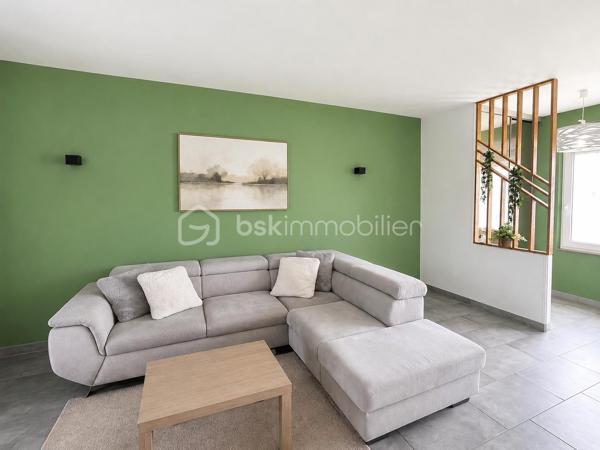 Découvrez cette maison individuelle d’environ 145 m² habitables, implantée sur une parcelle d’environ 910 m².

Au rez-de-chaussée, profitez d’une grande pièce de vie d’environ 58 m² avec salon, salle à manger et cuisine ouverte neuve, ainsi qu’une buanderie et un WC.

À l’étage : 3 chambres, salle de bain, WC et un vaste palier pouvant accueillir un espace bureau ou gaming.

Le grenier offre la possibilité de créer 2 chambres supplémentaires.

À l’extérieur : terrasse de 34 m², terrain plat avec arbres fruitiers, garage et cave.

• Chaudière gaz + insert à bois
• Tout-à-l’égout
• Taxe foncière : 1 113 €
• Terrain : environ 910 m²

Une maison familiale avec de beaux volumes et un beau potentiel à découvrir rapidement !