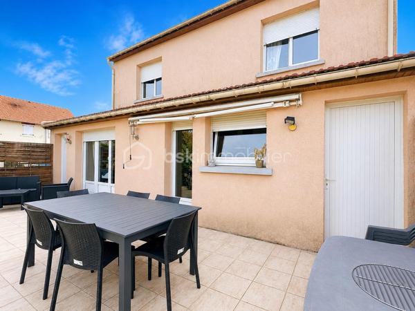 Découvrez cette maison individuelle d’environ 145 m² habitables, implantée sur une parcelle d’environ 910 m².

Au rez-de-chaussée, profitez d’une grande pièce de vie d’environ 58 m² avec salon, salle à manger et cuisine ouverte neuve, ainsi qu’une buanderie et un WC.

À l’étage : 3 chambres, salle de bain, WC et un vaste palier pouvant accueillir un espace bureau ou gaming.

Le grenier offre la possibilité de créer 2 chambres supplémentaires.

À l’extérieur : terrasse de 34 m², terrain plat avec arbres fruitiers, garage et cave.

• Chaudière gaz + insert à bois
• Tout-à-l’égout
• Taxe foncière : 1 113 €
• Terrain : environ 910 m²

Une maison familiale avec de beaux volumes et un beau potentiel à découvrir rapidement !