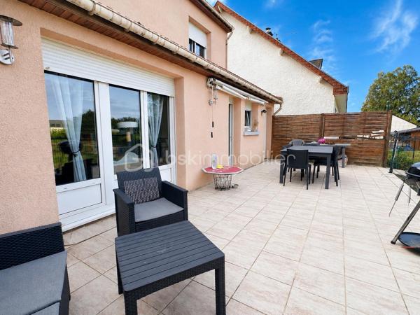 Découvrez cette maison individuelle d’environ 145 m² habitables, implantée sur une parcelle d’environ 910 m².

Au rez-de-chaussée, profitez d’une grande pièce de vie d’environ 58 m² avec salon, salle à manger et cuisine ouverte neuve, ainsi qu’une buanderie et un WC.

À l’étage : 3 chambres, salle de bain, WC et un vaste palier pouvant accueillir un espace bureau ou gaming.

Le grenier offre la possibilité de créer 2 chambres supplémentaires.

À l’extérieur : terrasse de 34 m², terrain plat avec arbres fruitiers, garage et cave.

• Chaudière gaz + insert à bois
• Tout-à-l’égout
• Taxe foncière : 1 113 €
• Terrain : environ 910 m²

Une maison familiale avec de beaux volumes et un beau potentiel à découvrir rapidement !