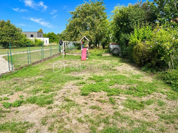 Découvrez cette maison individuelle d’environ 145 m² habitables, implantée sur une parcelle d’environ 910 m².

Au rez-de-chaussée, profitez d’une grande pièce de vie d’environ 58 m² avec salon, salle à manger et cuisine ouverte neuve, ainsi qu’une buanderie et un WC.

À l’étage : 3 chambres, salle de bain, WC et un vaste palier pouvant accueillir un espace bureau ou gaming.

Le grenier offre la possibilité de créer 2 chambres supplémentaires.

À l’extérieur : terrasse de 34 m², terrain plat avec arbres fruitiers, garage et cave.

• Chaudière gaz + insert à bois
• Tout-à-l’égout
• Taxe foncière : 1 113 €
• Terrain : environ 910 m²

Une maison familiale avec de beaux volumes et un beau potentiel à découvrir rapidement !