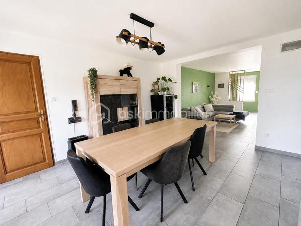 Découvrez cette maison individuelle d’environ 145 m² habitables, implantée sur une parcelle d’environ 910 m².

Au rez-de-chaussée, profitez d’une grande pièce de vie d’environ 58 m² avec salon, salle à manger et cuisine ouverte neuve, ainsi qu’une buanderie et un WC.

À l’étage : 3 chambres, salle de bain, WC et un vaste palier pouvant accueillir un espace bureau ou gaming.

Le grenier offre la possibilité de créer 2 chambres supplémentaires.

À l’extérieur : terrasse de 34 m², terrain plat avec arbres fruitiers, garage et cave.

• Chaudière gaz + insert à bois
• Tout-à-l’égout
• Taxe foncière : 1 113 €
• Terrain : environ 910 m²

Une maison familiale avec de beaux volumes et un beau potentiel à découvrir rapidement !