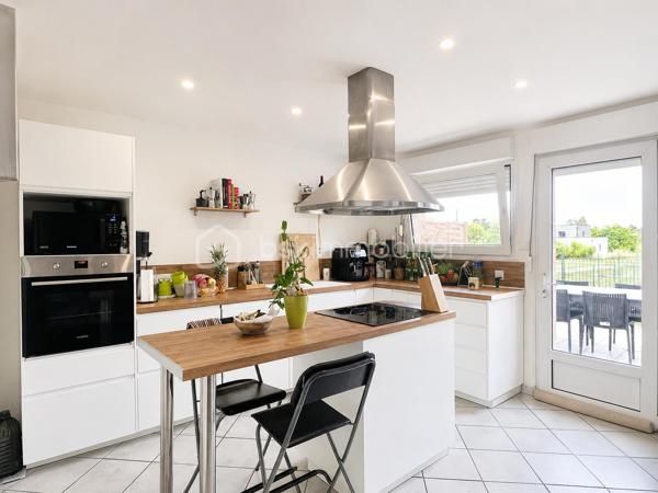 Découvrez cette maison individuelle d’environ 145 m² habitables, implantée sur une parcelle d’environ 910 m².

Au rez-de-chaussée, profitez d’une grande pièce de vie d’environ 58 m² avec salon, salle à manger et cuisine ouverte neuve, ainsi qu’une buanderie et un WC.

À l’étage : 3 chambres, salle de bain, WC et un vaste palier pouvant accueillir un espace bureau ou gaming.

Le grenier offre la possibilité de créer 2 chambres supplémentaires.

À l’extérieur : terrasse de 34 m², terrain plat avec arbres fruitiers, garage et cave.

• Chaudière gaz + insert à bois
• Tout-à-l’égout
• Taxe foncière : 1 113 €
• Terrain : environ 910 m²

Une maison familiale avec de beaux volumes et un beau potentiel à découvrir rapidement !