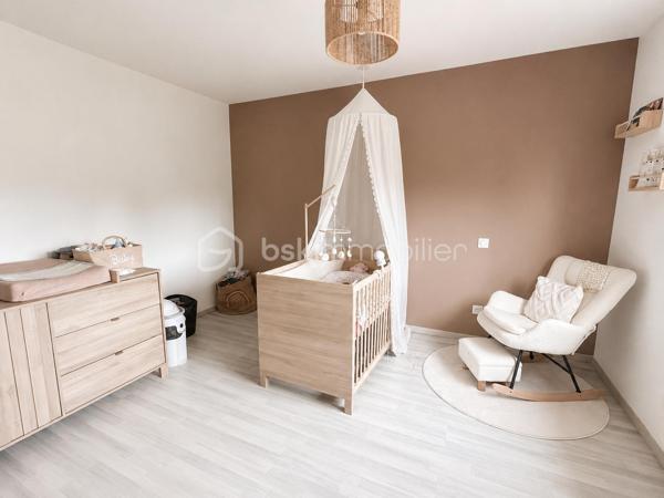 Découvrez cette maison individuelle d’environ 145 m² habitables, implantée sur une parcelle d’environ 910 m².

Au rez-de-chaussée, profitez d’une grande pièce de vie d’environ 58 m² avec salon, salle à manger et cuisine ouverte neuve, ainsi qu’une buanderie et un WC.

À l’étage : 3 chambres, salle de bain, WC et un vaste palier pouvant accueillir un espace bureau ou gaming.

Le grenier offre la possibilité de créer 2 chambres supplémentaires.

À l’extérieur : terrasse de 34 m², terrain plat avec arbres fruitiers, garage et cave.

• Chaudière gaz + insert à bois
• Tout-à-l’égout
• Taxe foncière : 1 113 €
• Terrain : environ 910 m²

Une maison familiale avec de beaux volumes et un beau potentiel à découvrir rapidement !
