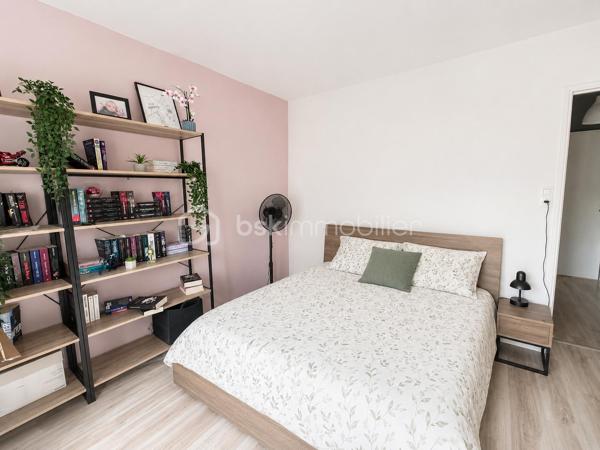 Découvrez cette maison individuelle d’environ 145 m² habitables, implantée sur une parcelle d’environ 910 m².

Au rez-de-chaussée, profitez d’une grande pièce de vie d’environ 58 m² avec salon, salle à manger et cuisine ouverte neuve, ainsi qu’une buanderie et un WC.

À l’étage : 3 chambres, salle de bain, WC et un vaste palier pouvant accueillir un espace bureau ou gaming.

Le grenier offre la possibilité de créer 2 chambres supplémentaires.

À l’extérieur : terrasse de 34 m², terrain plat avec arbres fruitiers, garage et cave.

• Chaudière gaz + insert à bois
• Tout-à-l’égout
• Taxe foncière : 1 113 €
• Terrain : environ 910 m²

Une maison familiale avec de beaux volumes et un beau potentiel à découvrir rapidement !