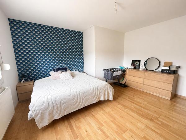 Découvrez cette maison individuelle d’environ 145 m² habitables, implantée sur une parcelle d’environ 910 m².

Au rez-de-chaussée, profitez d’une grande pièce de vie d’environ 58 m² avec salon, salle à manger et cuisine ouverte neuve, ainsi qu’une buanderie et un WC.

À l’étage : 3 chambres, salle de bain, WC et un vaste palier pouvant accueillir un espace bureau ou gaming.

Le grenier offre la possibilité de créer 2 chambres supplémentaires.

À l’extérieur : terrasse de 34 m², terrain plat avec arbres fruitiers, garage et cave.

• Chaudière gaz + insert à bois
• Tout-à-l’égout
• Taxe foncière : 1 113 €
• Terrain : environ 910 m²

Une maison familiale avec de beaux volumes et un beau potentiel à découvrir rapidement !