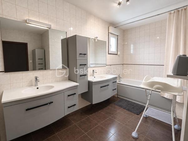 Découvrez cette maison individuelle d’environ 145 m² habitables, implantée sur une parcelle d’environ 910 m².

Au rez-de-chaussée, profitez d’une grande pièce de vie d’environ 58 m² avec salon, salle à manger et cuisine ouverte neuve, ainsi qu’une buanderie et un WC.

À l’étage : 3 chambres, salle de bain, WC et un vaste palier pouvant accueillir un espace bureau ou gaming.

Le grenier offre la possibilité de créer 2 chambres supplémentaires.

À l’extérieur : terrasse de 34 m², terrain plat avec arbres fruitiers, garage et cave.

• Chaudière gaz + insert à bois
• Tout-à-l’égout
• Taxe foncière : 1 113 €
• Terrain : environ 910 m²

Une maison familiale avec de beaux volumes et un beau potentiel à découvrir rapidement !
