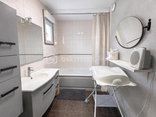 Découvrez cette maison individuelle d’environ 145 m² habitables, implantée sur une parcelle d’environ 910 m².

Au rez-de-chaussée, profitez d’une grande pièce de vie d’environ 58 m² avec salon, salle à manger et cuisine ouverte neuve, ainsi qu’une buanderie et un WC.

À l’étage : 3 chambres, salle de bain, WC et un vaste palier pouvant accueillir un espace bureau ou gaming.

Le grenier offre la possibilité de créer 2 chambres supplémentaires.

À l’extérieur : terrasse de 34 m², terrain plat avec arbres fruitiers, garage et cave.

• Chaudière gaz + insert à bois
• Tout-à-l’égout
• Taxe foncière : 1 113 €
• Terrain : environ 910 m²

Une maison familiale avec de beaux volumes et un beau potentiel à découvrir rapidement !