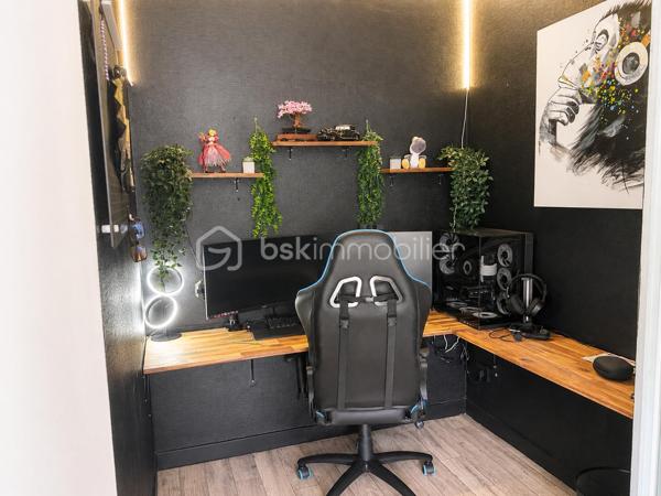 Découvrez cette maison individuelle d’environ 145 m² habitables, implantée sur une parcelle d’environ 910 m².

Au rez-de-chaussée, profitez d’une grande pièce de vie d’environ 58 m² avec salon, salle à manger et cuisine ouverte neuve, ainsi qu’une buanderie et un WC.

À l’étage : 3 chambres, salle de bain, WC et un vaste palier pouvant accueillir un espace bureau ou gaming.

Le grenier offre la possibilité de créer 2 chambres supplémentaires.

À l’extérieur : terrasse de 34 m², terrain plat avec arbres fruitiers, garage et cave.

• Chaudière gaz + insert à bois
• Tout-à-l’égout
• Taxe foncière : 1 113 €
• Terrain : environ 910 m²

Une maison familiale avec de beaux volumes et un beau potentiel à découvrir rapidement !