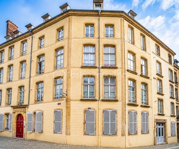 À seulement quelques pas du Château Fort de Sedan et à proximité du futur Casino, découvrez une opportunité d'investissement rare sur le secteur.

Votre conseillère Shana WURMSER vous propose cet immeuble de rapport en monopropriété composé de 20 appartements, offrant une rentabilité immédiate ainsi qu'un réel potentiel de valorisation.

L'ensemble se compose actuellement de :
16 appartements loués
2 appartements en fin de rénovation, destinés à être remis rapidement sur le marché locatif
2 appartements à rénover, permettant d'augmenter encore le rendement de l'opération

Répartition des logements
- 6 T2 de 33 à 46 m²
- 1 T2 bis de 62 m²
- 9 T3 de 65 à 76 m²
- 4 T4 d'environ 82 m²

Revenus locatifs
Loyers annuels hors charges actuellement perçus : 89 091,84 €
Ces revenus sont appelés à évoluer favorablement avec la remise en location des appartements en cours de rénovation ainsi que la valorisation des deux logements restant à rénover.

Les atouts de cet investissement
✔ Immeuble en monopropriété
✔ Revenus locatifs immédiats et potentiel de développement
✔ Potentiel d'augmentation des loyers grâce aux logements à finaliser et à rénover
✔ Emplacement stratégique à proximité des principaux sites touristiques de Sedan
✔ Fort potentiel de développement en location courte durée, notamment grâce à la proximité du Château Fort, du futur Casino et des pôles d'attractivité du secteur.
✔ Cave et grenier isolés, actuellement non exploités
✔ Stationnement gratuit à proximité
✔ Compteurs électriques individuels et décompteurs d'eau
✔ Chauffage individuel gaz
✔ Vidéosurveillance
✔ Façade rénovée en 2021
✔ Toiture refaite puis reprise en 2024
✔ VMC et adoucisseur d'eau installés en 2020
✔ DPE compris entre C et D selon les logements

Informations complémentaires
- Convention ANAH jusqu'en 2029 et 2030
- Raccordement au tout-à-l'égout
- Secteur soumis aux règles ABF et au Plan de Sauvegarde et de Mise en Valeur (Site Patrimonial Remarquable)

Que vous recherchiez un investissement patrimonial ou un actif générant des revenus immédiats avec perspectives d'évolution, cet ensemble immobilier réunit des critères particulièrement recherchés : emplacement stratégique, parc locatif déjà constitué, travaux récents et potentiel de création de valeur.

Un produit rare sur le marché, idéal pour les investisseurs souhaitant sécuriser des revenus immédiats tout en conservant d'importantes perspectives d'optimisation à moyen et long terme.

Dossier complet, rentabilité détaillée et informations financières disponibles sur demande.