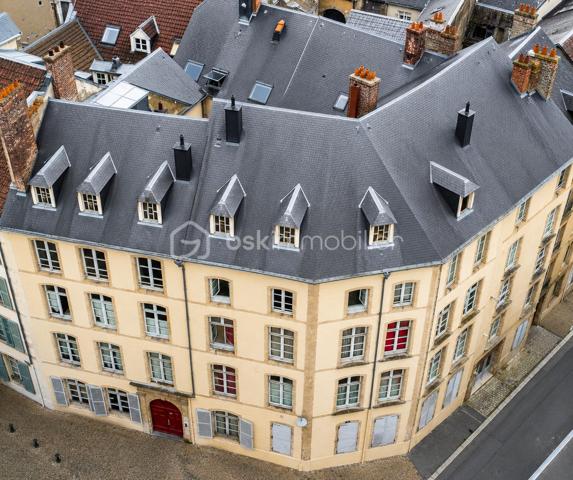 À seulement quelques pas du Château Fort de Sedan et à proximité du futur Casino, découvrez une opportunité d'investissement rare sur le secteur.

Votre conseillère Shana WURMSER vous propose cet immeuble de rapport en monopropriété composé de 20 appartements, offrant une rentabilité immédiate ainsi qu'un réel potentiel de valorisation.

L'ensemble se compose actuellement de :
16 appartements loués
2 appartements en fin de rénovation, destinés à être remis rapidement sur le marché locatif
2 appartements à rénover, permettant d'augmenter encore le rendement de l'opération

Répartition des logements
- 6 T2 de 33 à 46 m²
- 1 T2 bis de 62 m²
- 9 T3 de 65 à 76 m²
- 4 T4 d'environ 82 m²

Revenus locatifs
Loyers annuels hors charges actuellement perçus : 89 091,84 €
Ces revenus sont appelés à évoluer favorablement avec la remise en location des appartements en cours de rénovation ainsi que la valorisation des deux logements restant à rénover.

Les atouts de cet investissement
✔ Immeuble en monopropriété
✔ Revenus locatifs immédiats et potentiel de développement
✔ Potentiel d'augmentation des loyers grâce aux logements à finaliser et à rénover
✔ Emplacement stratégique à proximité des principaux sites touristiques de Sedan
✔ Fort potentiel de développement en location courte durée, notamment grâce à la proximité du Château Fort, du futur Casino et des pôles d'attractivité du secteur.
✔ Cave et grenier isolés, actuellement non exploités
✔ Stationnement gratuit à proximité
✔ Compteurs électriques individuels et décompteurs d'eau
✔ Chauffage individuel gaz
✔ Vidéosurveillance
✔ Façade rénovée en 2021
✔ Toiture refaite puis reprise en 2024
✔ VMC et adoucisseur d'eau installés en 2020
✔ DPE compris entre C et D selon les logements

Informations complémentaires
- Convention ANAH jusqu'en 2029 et 2030
- Raccordement au tout-à-l'égout
- Secteur soumis aux règles ABF et au Plan de Sauvegarde et de Mise en Valeur (Site Patrimonial Remarquable)

Que vous recherchiez un investissement patrimonial ou un actif générant des revenus immédiats avec perspectives d'évolution, cet ensemble immobilier réunit des critères particulièrement recherchés : emplacement stratégique, parc locatif déjà constitué, travaux récents et potentiel de création de valeur.

Un produit rare sur le marché, idéal pour les investisseurs souhaitant sécuriser des revenus immédiats tout en conservant d'importantes perspectives d'optimisation à moyen et long terme.

Dossier complet, rentabilité détaillée et informations financières disponibles sur demande.