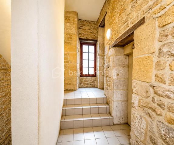 À seulement quelques pas du Château Fort de Sedan et à proximité du futur Casino, découvrez une opportunité d'investissement rare sur le secteur.

Votre conseillère Shana WURMSER vous propose cet immeuble de rapport en monopropriété composé de 20 appartements, offrant une rentabilité immédiate ainsi qu'un réel potentiel de valorisation.

L'ensemble se compose actuellement de :
16 appartements loués
2 appartements en fin de rénovation, destinés à être remis rapidement sur le marché locatif
2 appartements à rénover, permettant d'augmenter encore le rendement de l'opération

Répartition des logements
- 6 T2 de 33 à 46 m²
- 1 T2 bis de 62 m²
- 9 T3 de 65 à 76 m²
- 4 T4 d'environ 82 m²

Revenus locatifs
Loyers annuels hors charges actuellement perçus : 89 091,84 €
Ces revenus sont appelés à évoluer favorablement avec la remise en location des appartements en cours de rénovation ainsi que la valorisation des deux logements restant à rénover.

Les atouts de cet investissement
✔ Immeuble en monopropriété
✔ Revenus locatifs immédiats et potentiel de développement
✔ Potentiel d'augmentation des loyers grâce aux logements à finaliser et à rénover
✔ Emplacement stratégique à proximité des principaux sites touristiques de Sedan
✔ Fort potentiel de développement en location courte durée, notamment grâce à la proximité du Château Fort, du futur Casino et des pôles d'attractivité du secteur.
✔ Cave et grenier isolés, actuellement non exploités
✔ Stationnement gratuit à proximité
✔ Compteurs électriques individuels et décompteurs d'eau
✔ Chauffage individuel gaz
✔ Vidéosurveillance
✔ Façade rénovée en 2021
✔ Toiture refaite puis reprise en 2024
✔ VMC et adoucisseur d'eau installés en 2020
✔ DPE compris entre C et D selon les logements

Informations complémentaires
- Convention ANAH jusqu'en 2029 et 2030
- Raccordement au tout-à-l'égout
- Secteur soumis aux règles ABF et au Plan de Sauvegarde et de Mise en Valeur (Site Patrimonial Remarquable)

Que vous recherchiez un investissement patrimonial ou un actif générant des revenus immédiats avec perspectives d'évolution, cet ensemble immobilier réunit des critères particulièrement recherchés : emplacement stratégique, parc locatif déjà constitué, travaux récents et potentiel de création de valeur.

Un produit rare sur le marché, idéal pour les investisseurs souhaitant sécuriser des revenus immédiats tout en conservant d'importantes perspectives d'optimisation à moyen et long terme.

Dossier complet, rentabilité détaillée et informations financières disponibles sur demande.