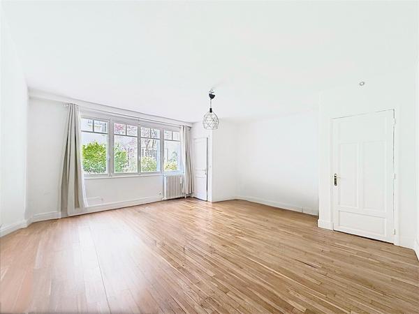 PARIS 17 – T1/T2, CALME SUR JARDIN. PROFESSIONS LIBÉRALES AUTORISÉES.