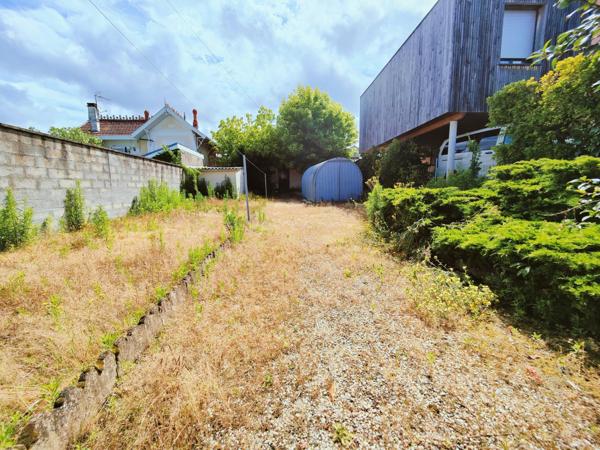 Au calme, non mitoyenne, de plain pied, Centre.