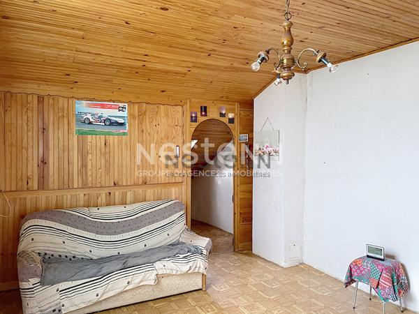 Authentique longère des années 1800-1900 à rénover, composée de 2 bâtiments d'habitation et 139?m² de granges. Terrain clos de 641?m². Idéal projet de rénovation.