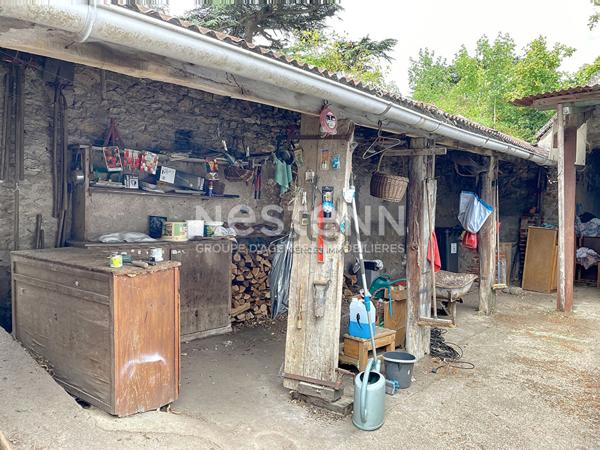 Authentique longère des années 1800-1900 à rénover, composée de 2 bâtiments d'habitation et 139?m² de granges. Terrain clos de 641?m². Idéal projet de rénovation.