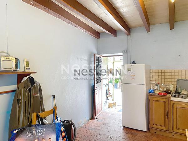 Authentique longère des années 1800-1900 à rénover, composée de 2 bâtiments d'habitation et 139?m² de granges. Terrain clos de 641?m². Idéal projet de rénovation.