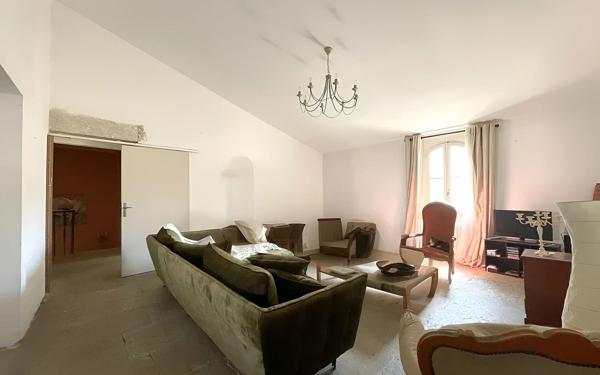 Maison à vendre    9 pièces •  Vauvert