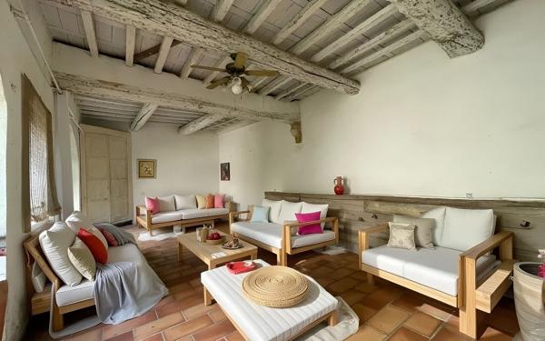 Maison à vendre    9 pièces •  Vauvert