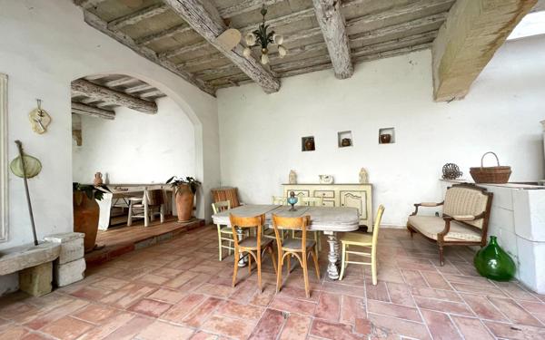 Maison à vendre    9 pièces •  Vauvert