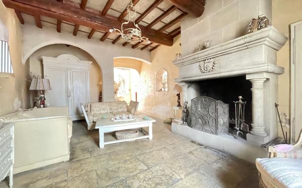 Maison à vendre    9 pièces •  Vauvert