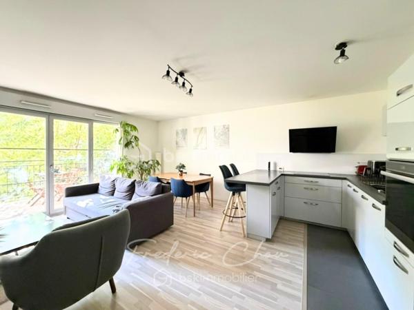 94350 - VILLIERS-SUR-MARNE - AU COEUR DU CENTRE-VILLE ET A 5 MIN DE LA GARE
TRES BEL APPARTEMENT EXPOSE PLEIN SUD AVEC BALCON DANS RESIDENCE DE 2019
SEJOUR SPACIEUX DE 27 M², CUISINE EQUIPEE

Envie d’un appartement agréable à vivre, dans une résidence calme, sécurisée et bien située ? Venez découvrir ce joli F3 de 64,68 m² CARREZ, au 1er étage avec ascenseur d’une résidence de 2019, sans travaux à prévoir, prêt à vivre. Un bien idéal pour un couple, une petite famille ou pour un premier achat. 

Les + de l’appartement :
☀️ Exposition sud, pour profiter d’une belle luminosité
🌿 Balcon de 4 m², idéal pour prendre un café au soleil
🚗 Place de parking privative en sous-sol
🏢 Résidence de 2019, encore couverte par la garantie décennale

Taxe foncière: 1328 € annuel
Charges de copropriété 183 € mensuel
DPE : C
GES : C

Vous profiterez de la proximité du centre-ville:
- Carrefour City à 4 min à pieds
- Marché du Centre-ville à 2 min à pieds
- La Poste à 2 min à pieds
- Gare RER E de Villiers-sur-Marne – Le Plessis-Trévise à 5 min à pieds ou Gare RER A de Noisy-le-Grand Mont d'Est (13 min en bus)
- Ecoles maternelles et élémentaires à 5-7 min à pieds
- Collège à 15 min à pieds

Envie de le découvrir ? Contactez-moi au plus vite pour une visite !

Le bien est situé dans une copropriété de 86 logements et 83 places de parkings. Pas de procédures en cours.