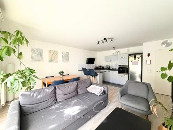 94350 - VILLIERS-SUR-MARNE - AU COEUR DU CENTRE-VILLE ET A 5 MIN DE LA GARE
TRES BEL APPARTEMENT EXPOSE PLEIN SUD AVEC BALCON DANS RESIDENCE DE 2019
SEJOUR SPACIEUX DE 27 M², CUISINE EQUIPEE

Envie d’un appartement agréable à vivre, dans une résidence calme, sécurisée et bien située ? Venez découvrir ce joli F3 de 64,68 m² CARREZ, au 1er étage avec ascenseur d’une résidence de 2019, sans travaux à prévoir, prêt à vivre. Un bien idéal pour un couple, une petite famille ou pour un premier achat. 

Les + de l’appartement :
☀️ Exposition sud, pour profiter d’une belle luminosité
🌿 Balcon de 4 m², idéal pour prendre un café au soleil
🚗 Place de parking privative en sous-sol
🏢 Résidence de 2019, encore couverte par la garantie décennale

Taxe foncière: 1328 € annuel
Charges de copropriété 183 € mensuel
DPE : C
GES : C

Vous profiterez de la proximité du centre-ville:
- Carrefour City à 4 min à pieds
- Marché du Centre-ville à 2 min à pieds
- La Poste à 2 min à pieds
- Gare RER E de Villiers-sur-Marne – Le Plessis-Trévise à 5 min à pieds ou Gare RER A de Noisy-le-Grand Mont d'Est (13 min en bus)
- Ecoles maternelles et élémentaires à 5-7 min à pieds
- Collège à 15 min à pieds

Envie de le découvrir ? Contactez-moi au plus vite pour une visite !

Le bien est situé dans une copropriété de 86 logements et 83 places de parkings. Pas de procédures en cours.