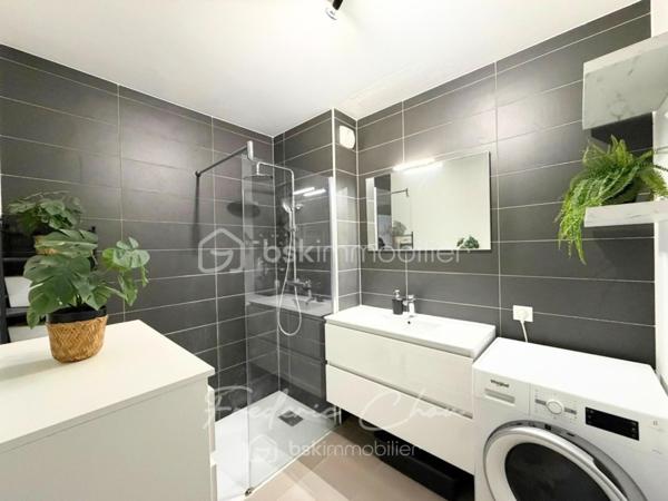 94350 - VILLIERS-SUR-MARNE - AU COEUR DU CENTRE-VILLE ET A 5 MIN DE LA GARE
TRES BEL APPARTEMENT EXPOSE PLEIN SUD AVEC BALCON DANS RESIDENCE DE 2019
SEJOUR SPACIEUX DE 27 M², CUISINE EQUIPEE

Envie d’un appartement agréable à vivre, dans une résidence calme, sécurisée et bien située ? Venez découvrir ce joli F3 de 64,68 m² CARREZ, au 1er étage avec ascenseur d’une résidence de 2019, sans travaux à prévoir, prêt à vivre. Un bien idéal pour un couple, une petite famille ou pour un premier achat. 

Les + de l’appartement :
☀️ Exposition sud, pour profiter d’une belle luminosité
🌿 Balcon de 4 m², idéal pour prendre un café au soleil
🚗 Place de parking privative en sous-sol
🏢 Résidence de 2019, encore couverte par la garantie décennale

Taxe foncière: 1328 € annuel
Charges de copropriété 183 € mensuel
DPE : C
GES : C

Vous profiterez de la proximité du centre-ville:
- Carrefour City à 4 min à pieds
- Marché du Centre-ville à 2 min à pieds
- La Poste à 2 min à pieds
- Gare RER E de Villiers-sur-Marne – Le Plessis-Trévise à 5 min à pieds ou Gare RER A de Noisy-le-Grand Mont d'Est (13 min en bus)
- Ecoles maternelles et élémentaires à 5-7 min à pieds
- Collège à 15 min à pieds

Envie de le découvrir ? Contactez-moi au plus vite pour une visite !

Le bien est situé dans une copropriété de 86 logements et 83 places de parkings. Pas de procédures en cours.