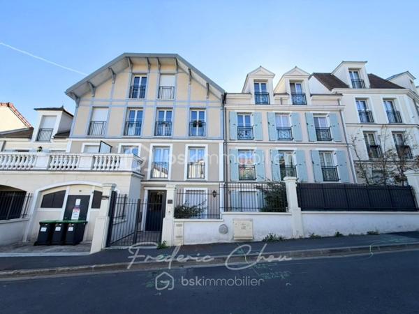 94350 - VILLIERS-SUR-MARNE - AU COEUR DU CENTRE-VILLE ET A 5 MIN DE LA GARE
TRES BEL APPARTEMENT EXPOSE PLEIN SUD AVEC BALCON DANS RESIDENCE DE 2019
SEJOUR SPACIEUX DE 27 M², CUISINE EQUIPEE

Envie d’un appartement agréable à vivre, dans une résidence calme, sécurisée et bien située ? Venez découvrir ce joli F3 de 64,68 m² CARREZ, au 1er étage avec ascenseur d’une résidence de 2019, sans travaux à prévoir, prêt à vivre. Un bien idéal pour un couple, une petite famille ou pour un premier achat. 

Les + de l’appartement :
☀️ Exposition sud, pour profiter d’une belle luminosité
🌿 Balcon de 4 m², idéal pour prendre un café au soleil
🚗 Place de parking privative en sous-sol
🏢 Résidence de 2019, encore couverte par la garantie décennale

Taxe foncière: 1328 € annuel
Charges de copropriété 183 € mensuel
DPE : C
GES : C

Vous profiterez de la proximité du centre-ville:
- Carrefour City à 4 min à pieds
- Marché du Centre-ville à 2 min à pieds
- La Poste à 2 min à pieds
- Gare RER E de Villiers-sur-Marne – Le Plessis-Trévise à 5 min à pieds ou Gare RER A de Noisy-le-Grand Mont d'Est (13 min en bus)
- Ecoles maternelles et élémentaires à 5-7 min à pieds
- Collège à 15 min à pieds

Envie de le découvrir ? Contactez-moi au plus vite pour une visite !

Le bien est situé dans une copropriété de 86 logements et 83 places de parkings. Pas de procédures en cours.
