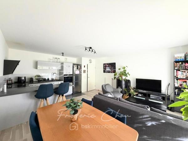 94350 - VILLIERS-SUR-MARNE - AU COEUR DU CENTRE-VILLE ET A 5 MIN DE LA GARE
TRES BEL APPARTEMENT EXPOSE PLEIN SUD AVEC BALCON DANS RESIDENCE DE 2019
SEJOUR SPACIEUX DE 27 M², CUISINE EQUIPEE

Envie d’un appartement agréable à vivre, dans une résidence calme, sécurisée et bien située ? Venez découvrir ce joli F3 de 64,68 m² CARREZ, au 1er étage avec ascenseur d’une résidence de 2019, sans travaux à prévoir, prêt à vivre. Un bien idéal pour un couple, une petite famille ou pour un premier achat. 

Les + de l’appartement :
☀️ Exposition sud, pour profiter d’une belle luminosité
🌿 Balcon de 4 m², idéal pour prendre un café au soleil
🚗 Place de parking privative en sous-sol
🏢 Résidence de 2019, encore couverte par la garantie décennale

Taxe foncière: 1328 € annuel
Charges de copropriété 183 € mensuel
DPE : C
GES : C

Vous profiterez de la proximité du centre-ville:
- Carrefour City à 4 min à pieds
- Marché du Centre-ville à 2 min à pieds
- La Poste à 2 min à pieds
- Gare RER E de Villiers-sur-Marne – Le Plessis-Trévise à 5 min à pieds ou Gare RER A de Noisy-le-Grand Mont d'Est (13 min en bus)
- Ecoles maternelles et élémentaires à 5-7 min à pieds
- Collège à 15 min à pieds

Envie de le découvrir ? Contactez-moi au plus vite pour une visite !

Le bien est situé dans une copropriété de 86 logements et 83 places de parkings. Pas de procédures en cours.